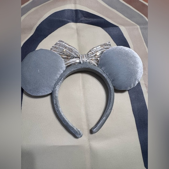 DISNEY PARKS MINNIE MOUSE EARS WINTER FROST GRAY QUILTED BOW HEADBAND - Picture 2 of 2